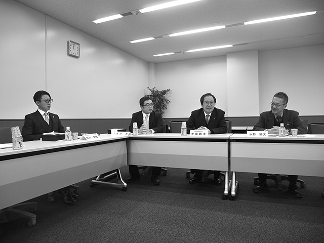 斉藤鉄夫衆議院議員（左から3番目）