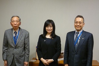 左から富崎副会長、高木かおり議員、水野会長