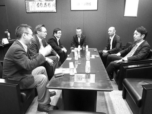 左及び中央：日本弁理士会及び日本弁理士政治連盟、右：中川大臣政務官