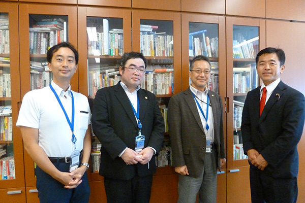 左から高橋副会長、大澤副会長、水野会長、藤末健三議員
