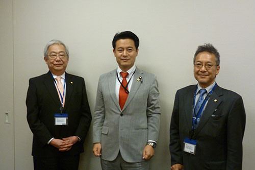 左から、福田筆頭副会長、櫻井周議員、水野会長