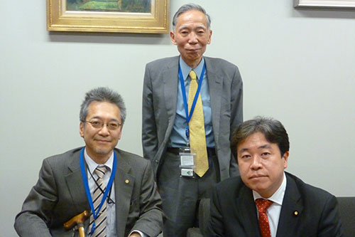 左から水野会長、富崎副会長、鶴保庸介議員