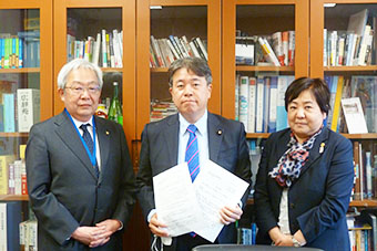 左から福田筆頭副会長、鶴保庸介幹事長、杉村会長