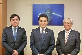 左から、坂本副会長、浅野哲議員、福田会長
