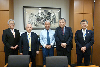 左から福田会長、古谷顧問、甘利明本部長、鈴木日本弁理士会会長、黒川日本弁理士会副会長