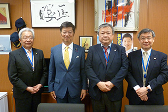 左から福田会長、阿達雅志事務局長、鈴木日本弁理士会会長、黒川日本弁理士会副会長