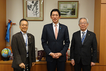 左から水野筆頭副会長、小林鷹之議員、福田会長