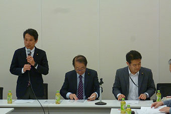 左から大串博志会長、菅直人顧問、櫻井周事務局長