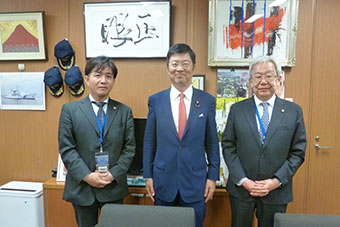 左から香坂副会長、阿達雅志事務局長、福田会長