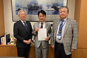 左から福田会長、山下議員、鈴木筆頭副会長